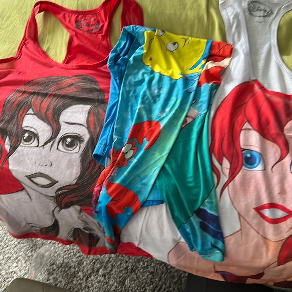 Two tank tops some leggings in a wallet  as a set